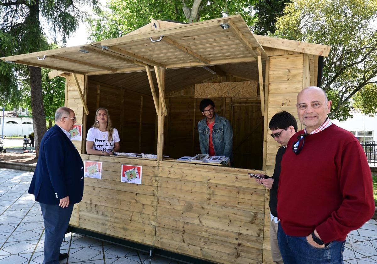 La Feria del Libro llena de literatura la Plaza de España