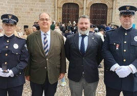Los dos agentes reconocidos junto al alcalde y el concejal