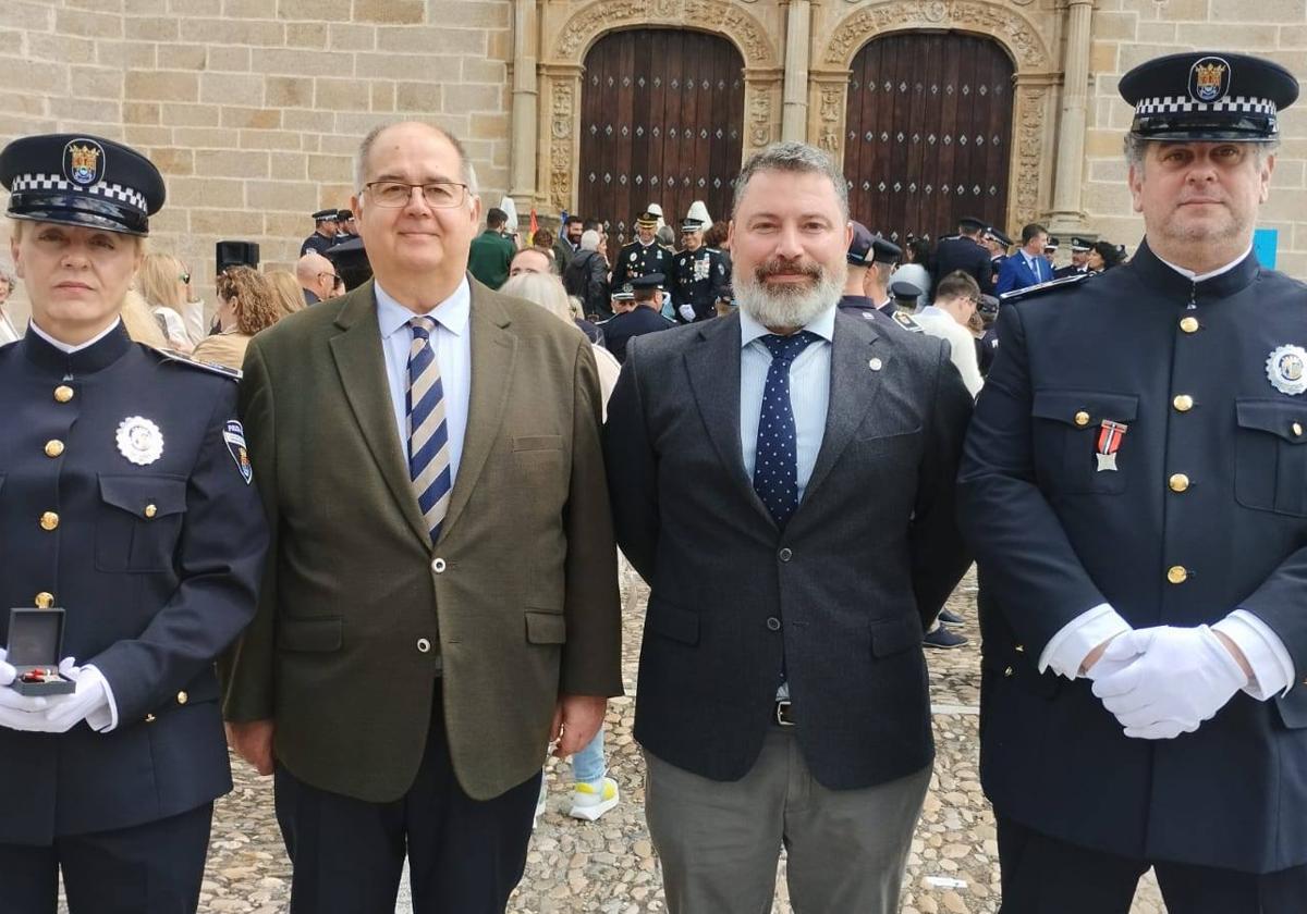 Los policías locales David Cuello y Antonia Mª Díaz recibieron la medalla por sus 20 años de servicio