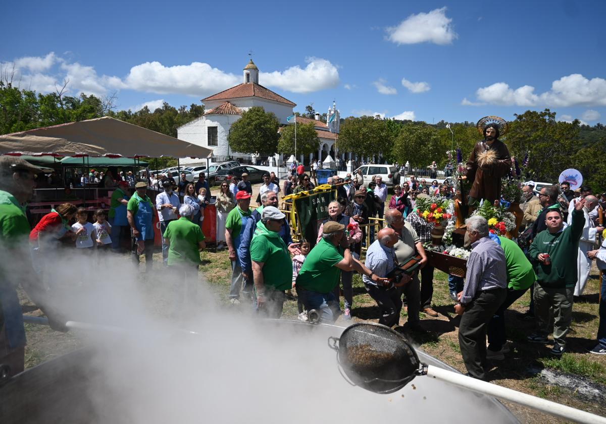 San Isidro en pprocesión junto al gran caldero e garbanzos