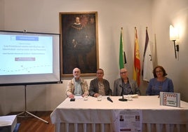 Los participantes en la charla antes de su inicio