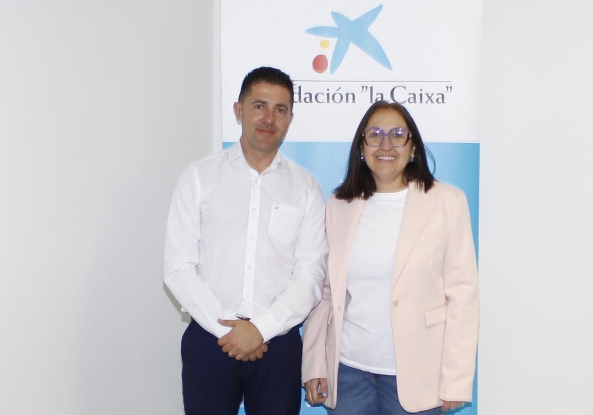 Nanda Sánchez y el director de la oficina de La Caixa en Zafra