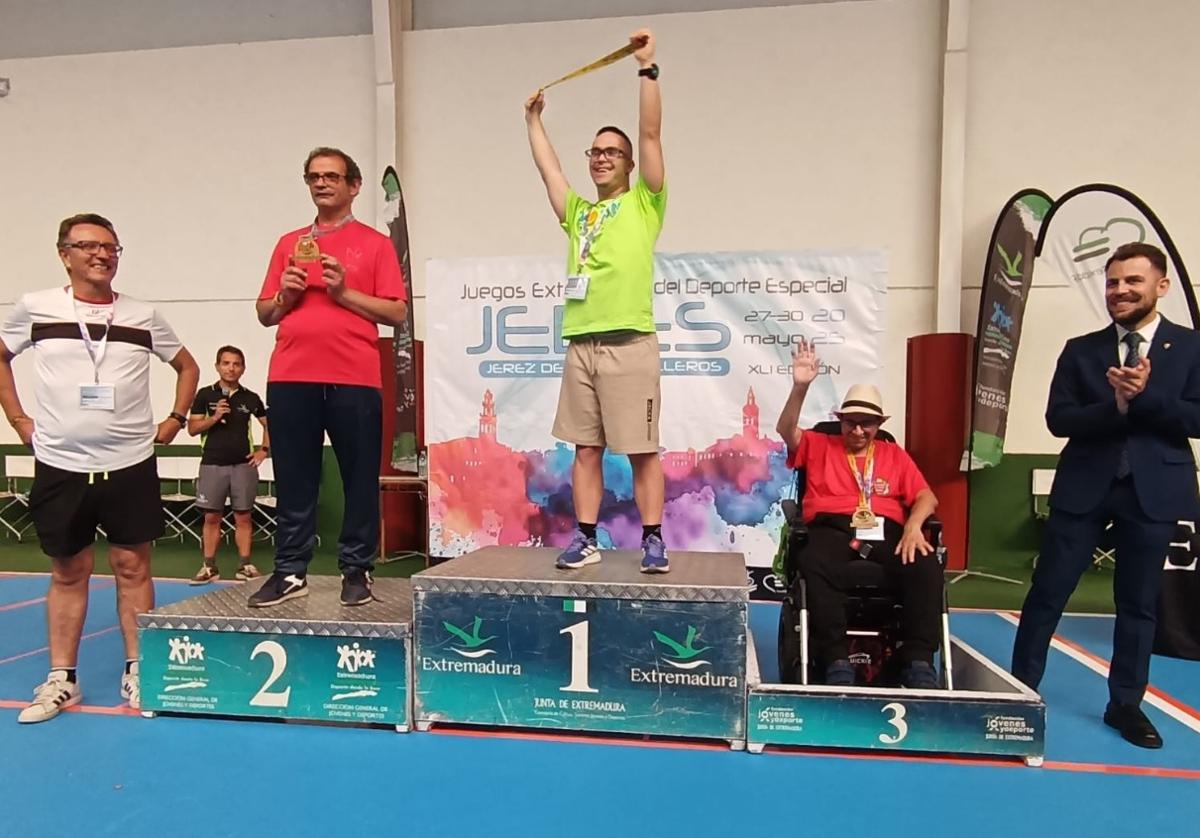 Adrián muy contento con su medalla de campeón