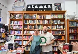 Pepa e Iván con el premio en la librería