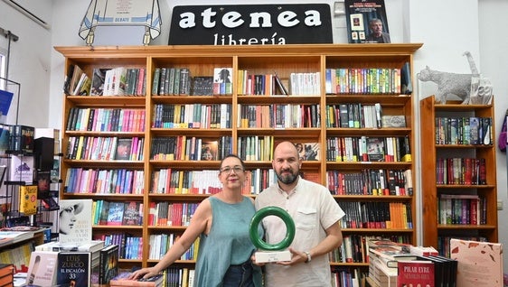 La librería Atenea recibe el I Premio al Trabajo Autónomo a la trayectoria empresarial