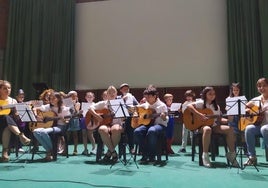 El alumnado de guitarra en un acto anterior