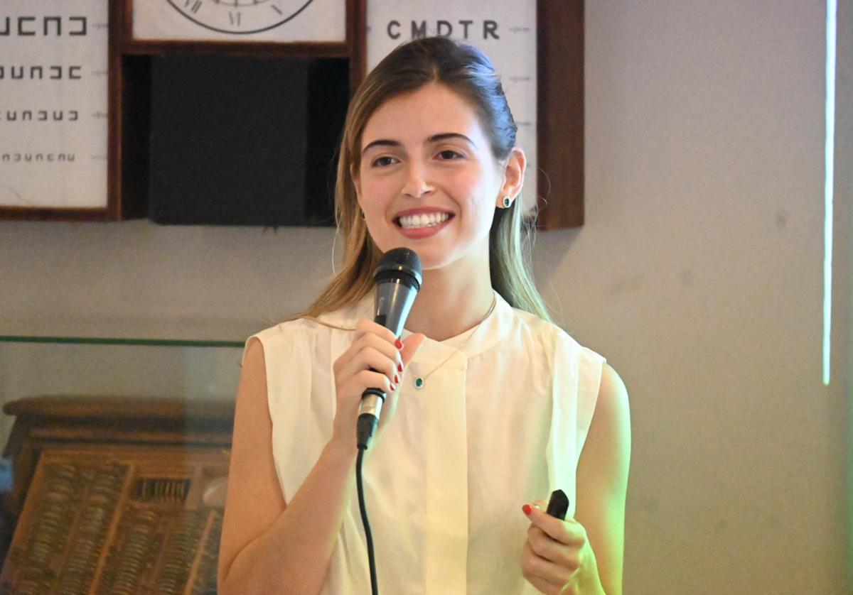 La joven doctora durante su conferencia