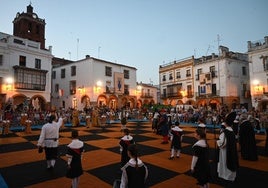 El gran tablero de ajedrez desplegado en la plaza