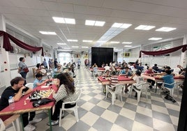 Los jugadores concentrados en una de las partidas disputadas