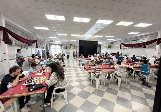 Los jugadores concentrados en una de las partidas disputadas