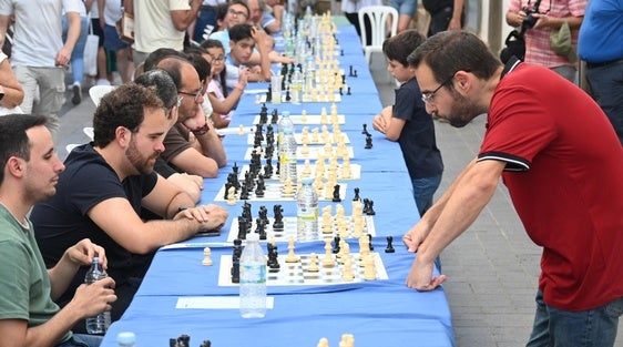 Manuel Pérez Candelario y su hijo Hugo hicieron pleno en la simultánea de ajedrez