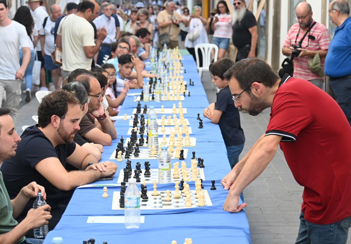 El maestro Hugo y su hijo durante la simultánea