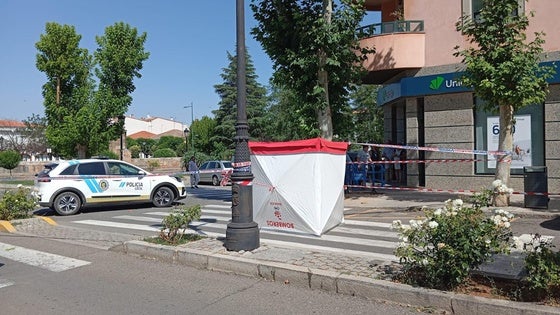 Un joven fallece de forma repentina en la avenida Antonio Chacón