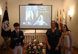 El autor del documental junto con la hermana mayor de la cofradía