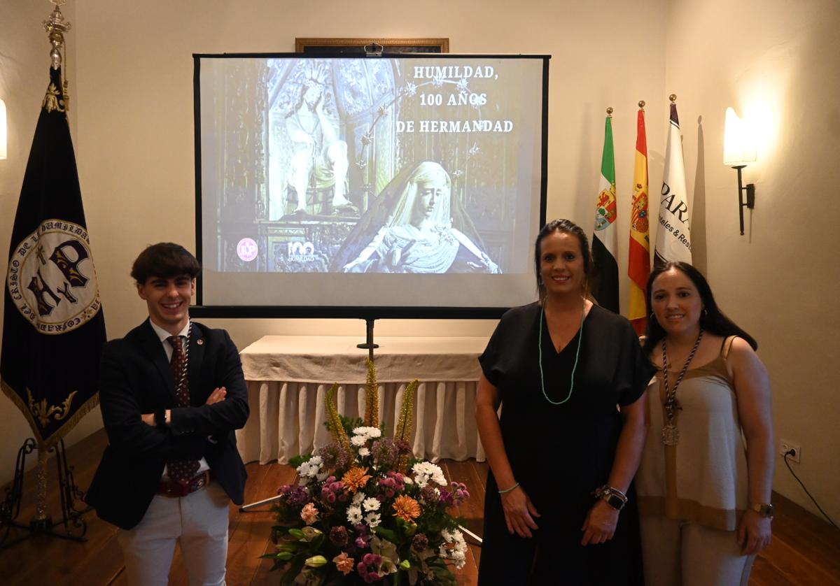 El autor del documental junto con la hermana mayor de la cofradía