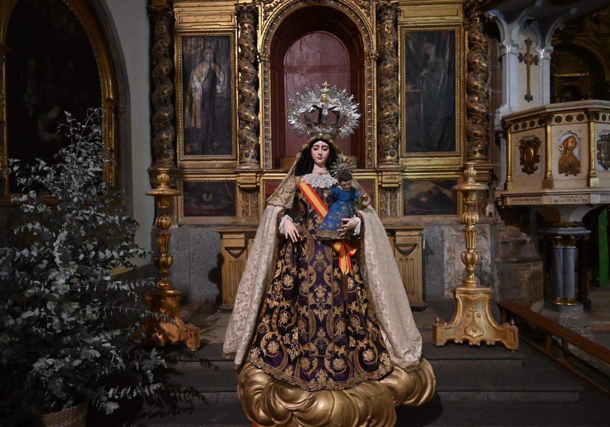 La Virgen del Carmen engalanada para sus cultos