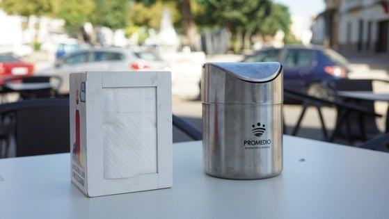 Promedio y el ayuntamiento reparten papeleras de mesa a los bares para mejorar la limpieza de las terrazas