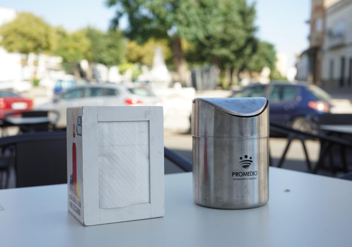 Promedio y el ayuntamiento reparten papeleras de mesa a los bares para mejorar la limpieza de las terrazas