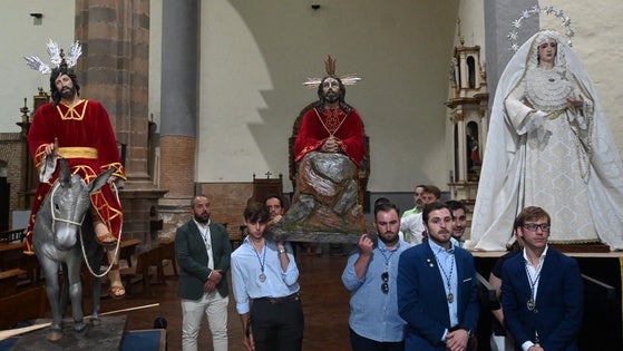 Los titulares de la Cofradía de La Oración ya se encuentran en el Rosario