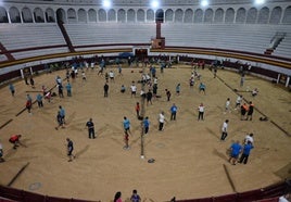 Gran ambiente de petanqueros en la plaza de toros