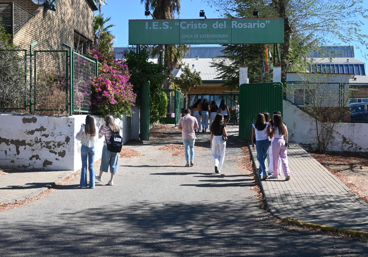 Algunos alumnos entrando en uno de los institutos