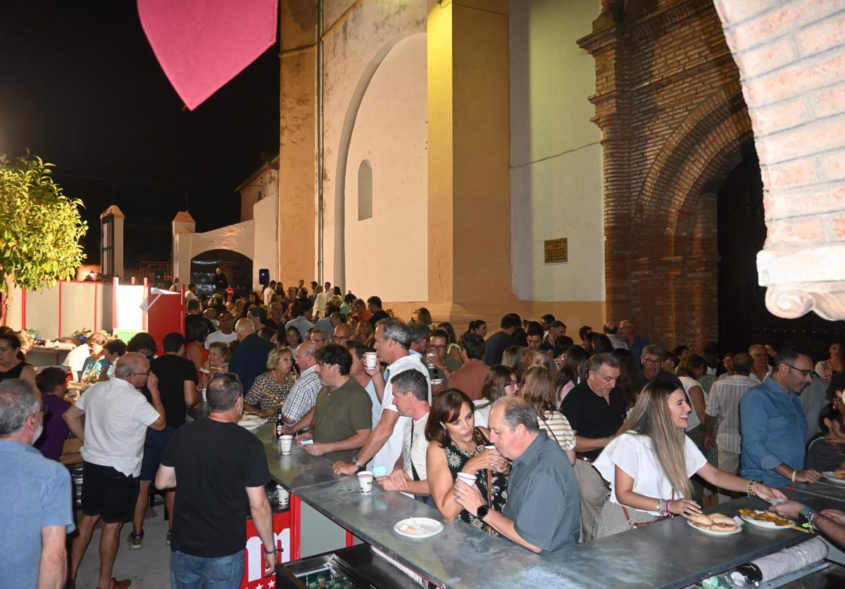 La fiesta se desarrolló junto al templo