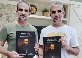 Los hermanos Gragera con el libro de su investigación