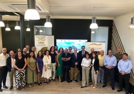 Juan Carlos Fernaández junto a los más de 45 representantes de instituciones, socios y profesionales del sector