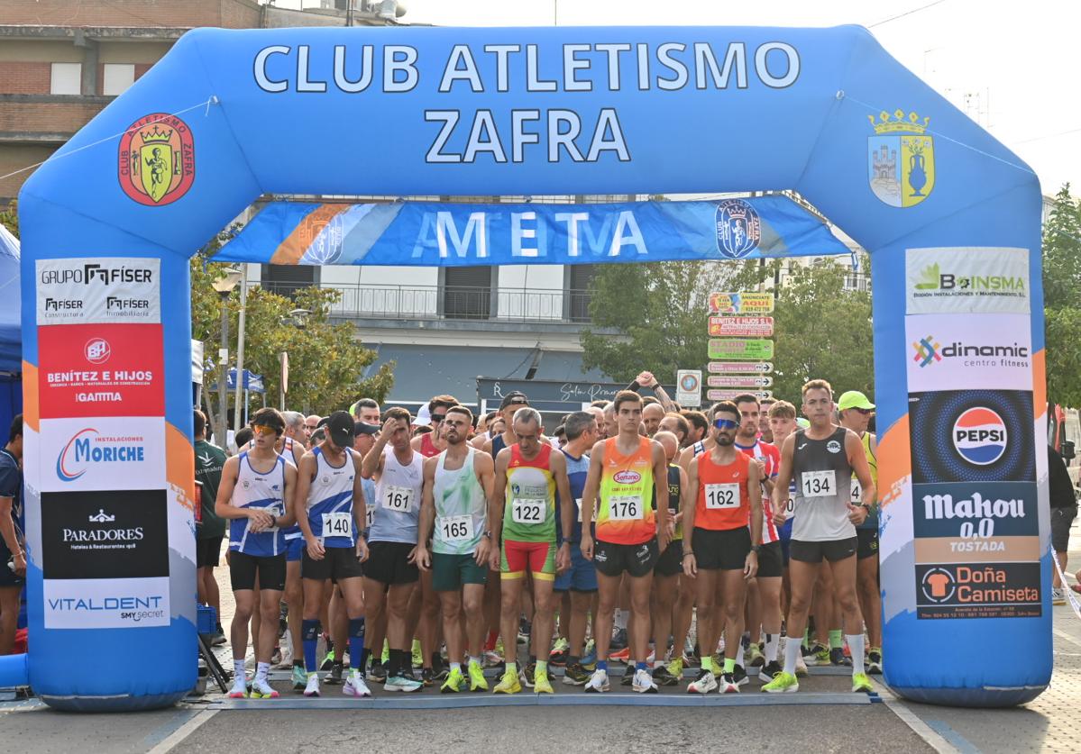 Los atletas participantes en la línea de salida