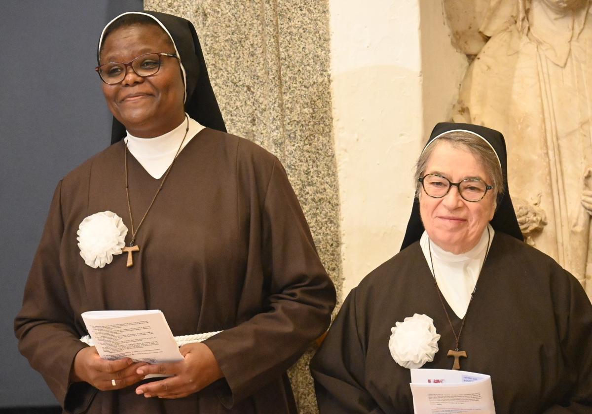 Las dos religiosas durante la celebración