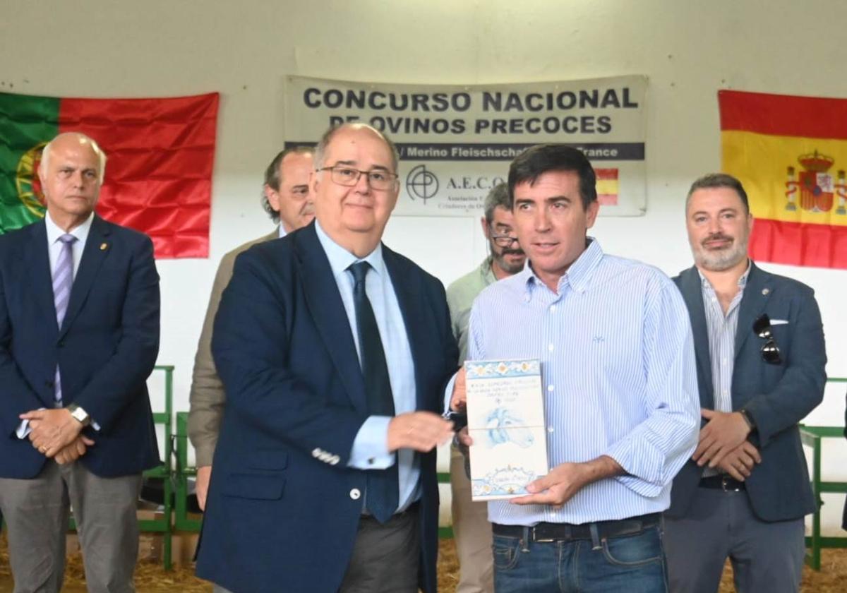 Uno de los premiados en el concurso recibe su premio