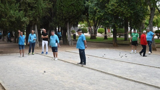 El I Torneo Local de Petanca congregó a 33 jugadores en el Parque de la Paz