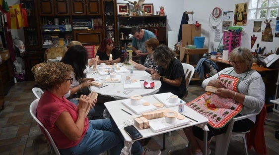 Siete mujeres aprenden el arte de elaborar piezas artesanales de belenes