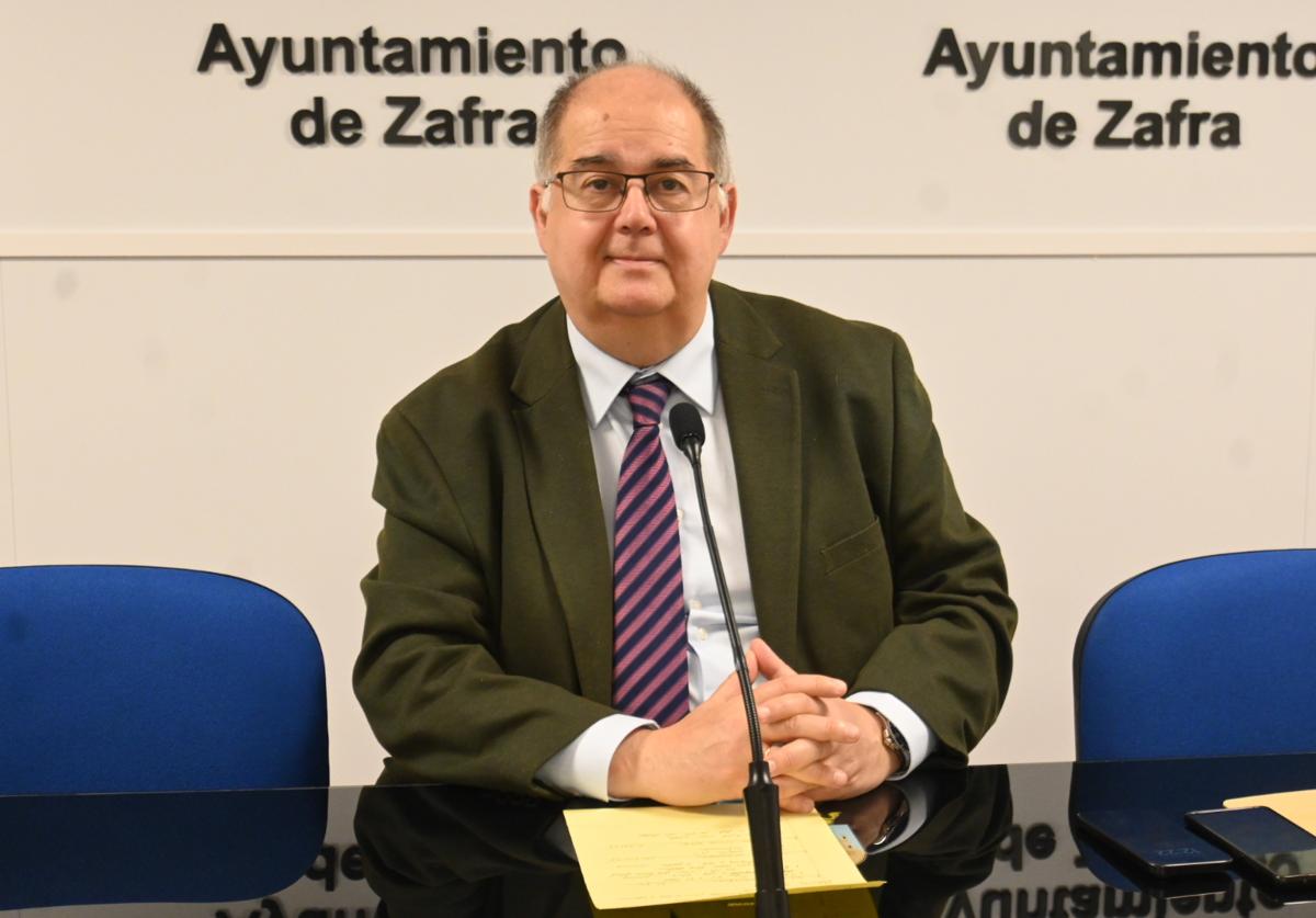El alcalde durante la rueda de prensa