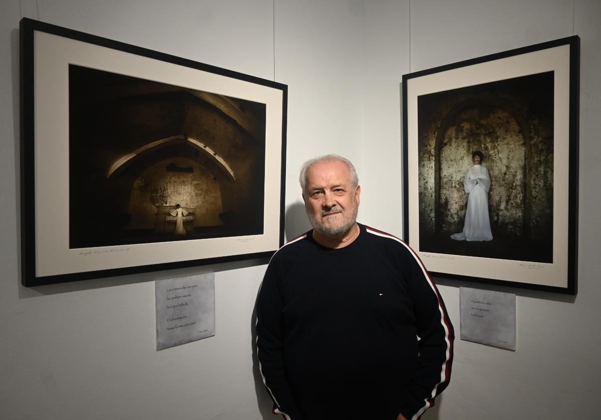 El fotógrafo con dos de sus trabajos en la exposción