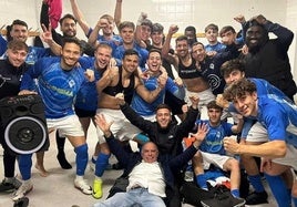 El equipo celebra el pase a octavos de la Copa de Extremadura
