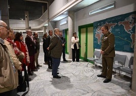 El coronel Balsera. delegado de Defensa en Extremadura, hizo un recorrido por la exposición