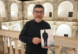 Valentín Galván con su libro en el Parador