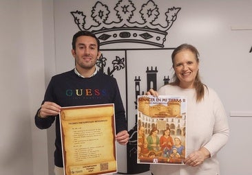 La concejala y el dinamizador comercial durante la presentación