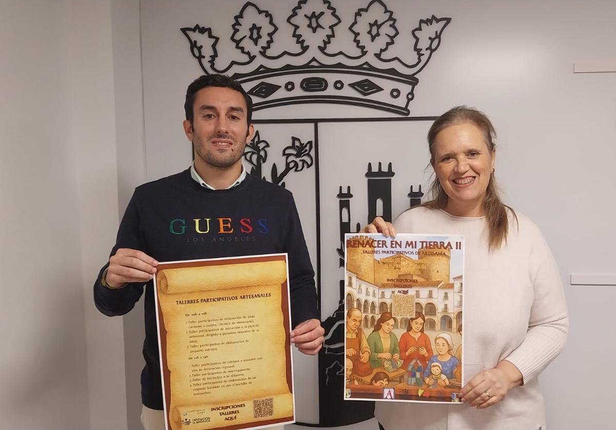 La concejala y el dinamizador comercial durante la presentación