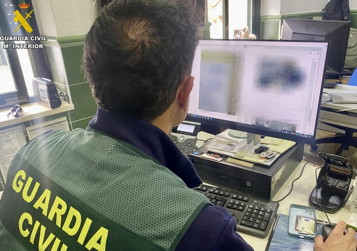 Un agente analiza el timp de Zafra