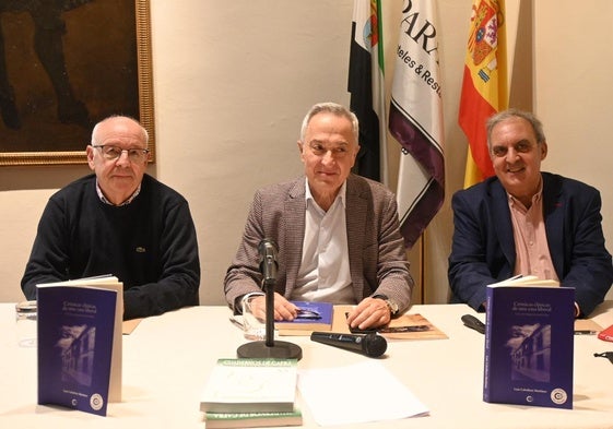 El autor junto con los presentadores