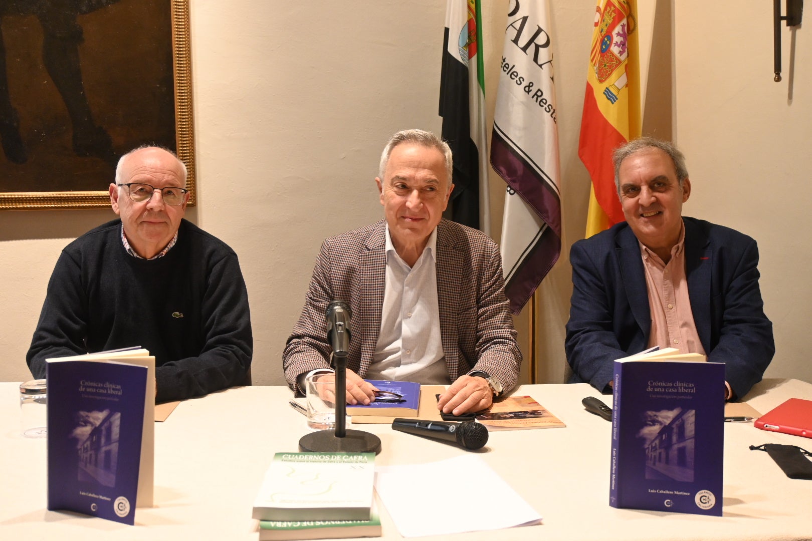 El autor junto con los presentadores