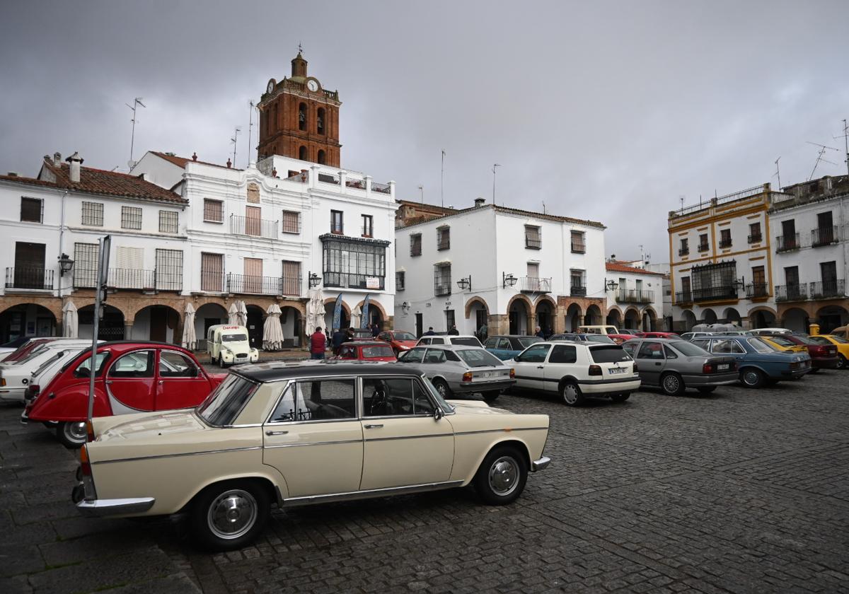 Los vehículos clásucos en la Plaza Grande antes de iniciar la ruta