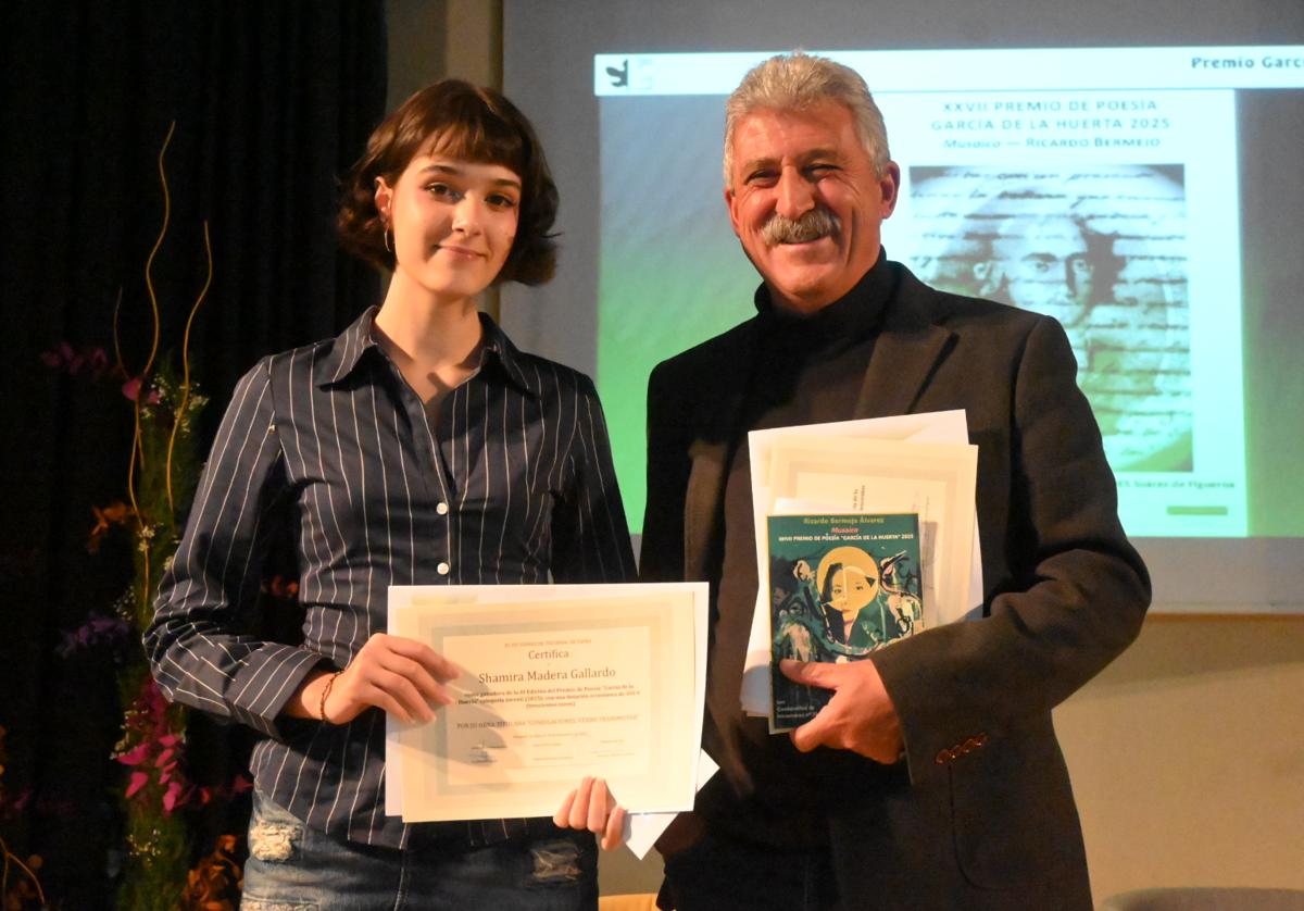 El ganador del García de la Huerta junto a la ganadora del premio juvenil