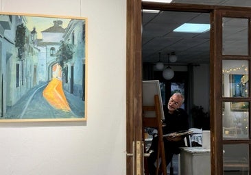 El artista en plena creación en su nuevo espacio, habilitado junto a su casa