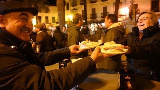 El público disfrutó del I Montadito Solidario a beneficio de Cáritas