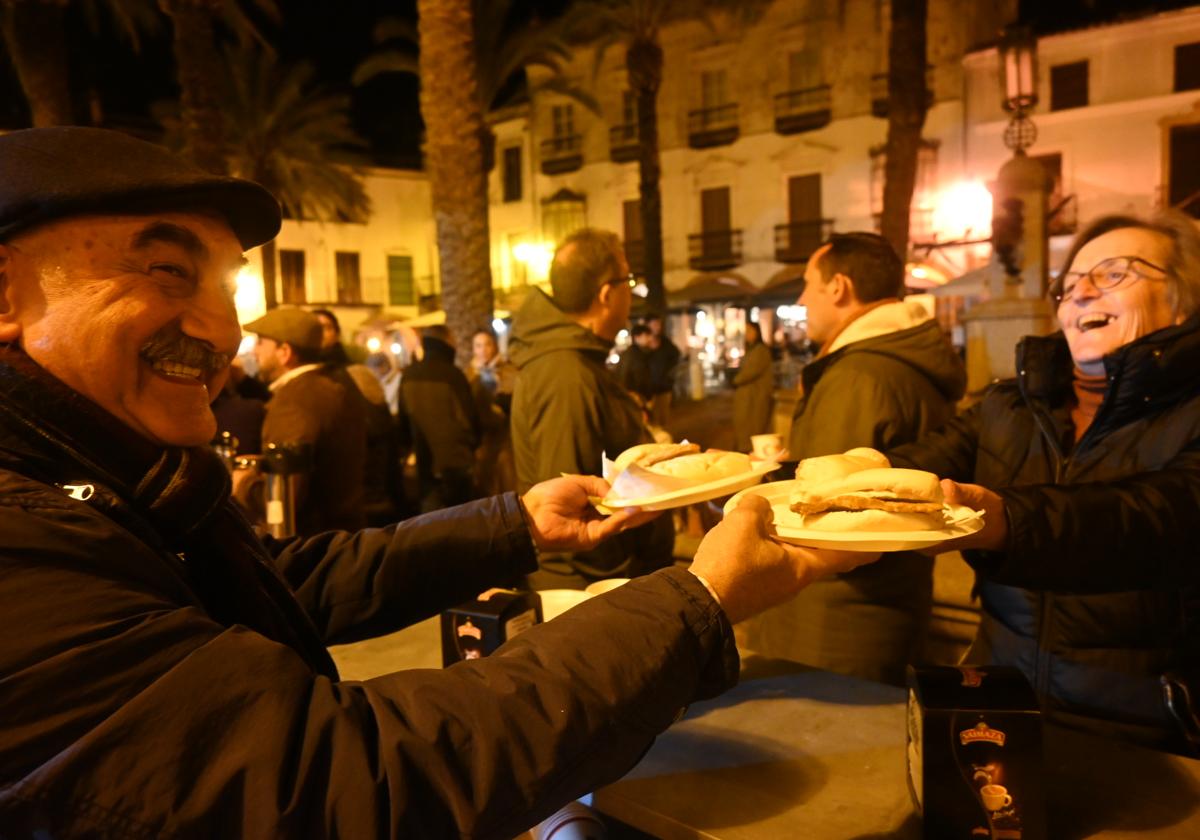 Gran ambiente y mucha solidaridad en la Plaza Grande