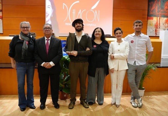 El ganador del premio junto a la familia de Dulce Chacón y representantes institucionales