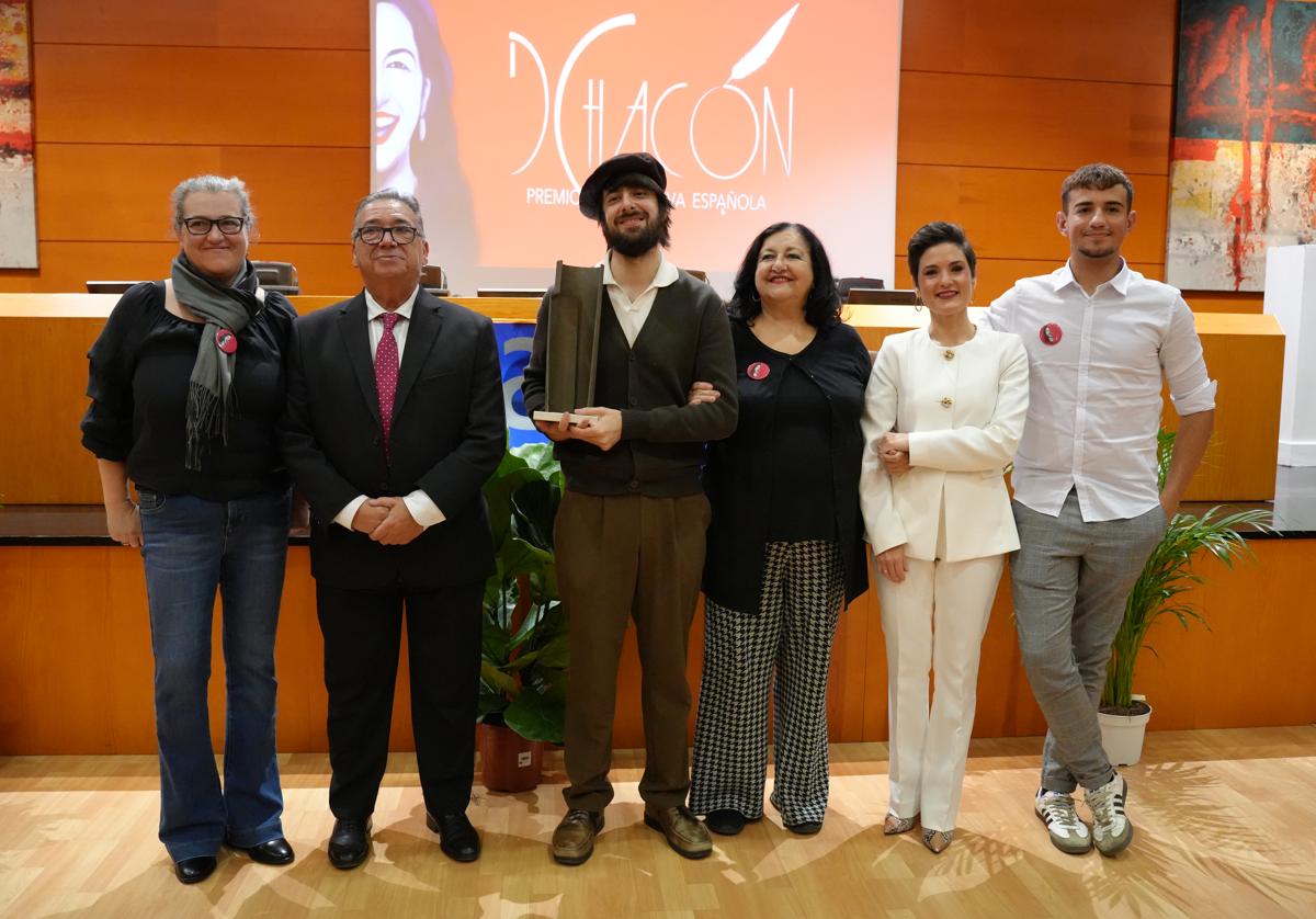 El ganador del premio junto a la familia de Dulce Chacón y representantes institucionales